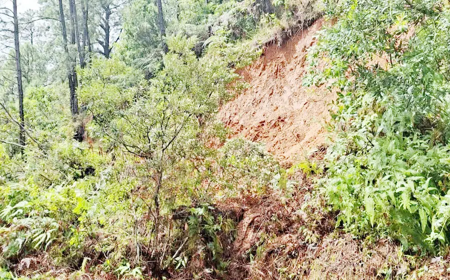 Una ladera en la región mixe muestra el peligro de deslaves, una amenaza constante que pone en riesgo a los pobladores de quedar incomunicados.