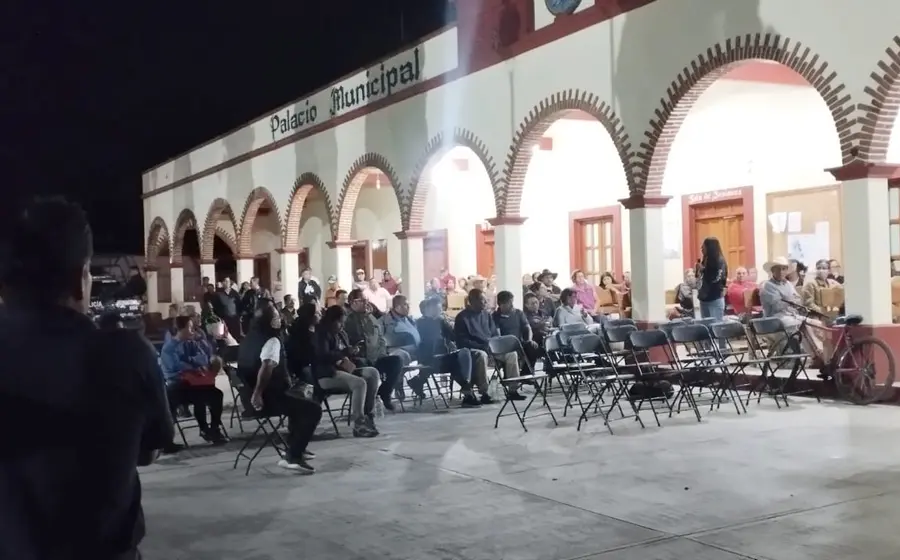 Ciudadanos participan en la jornada electoral por Sistemas Normativos Internos, la cual transcurre en un ambiente de paz y civilidad.