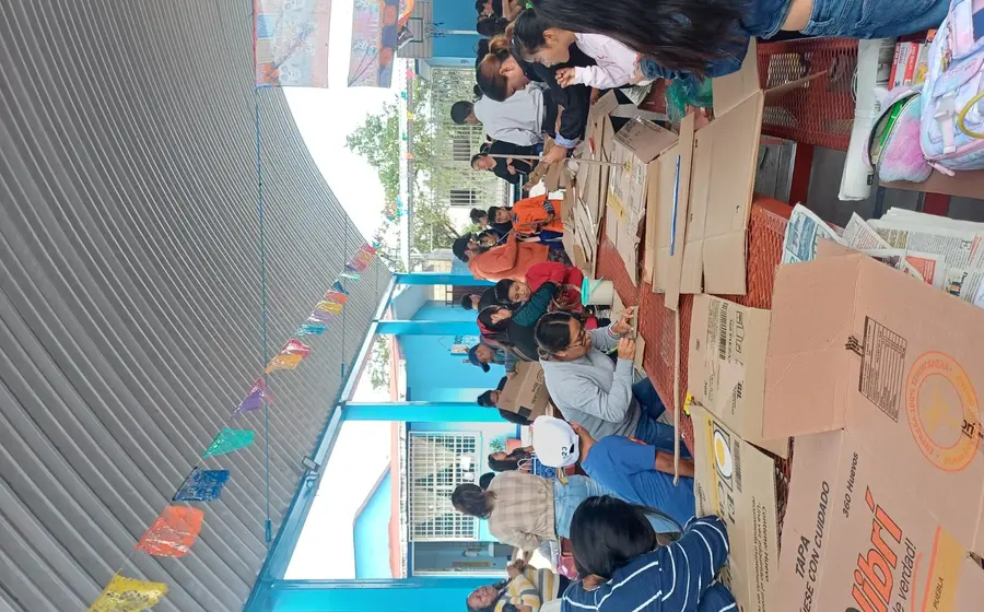 Un salón de clases vacío que ilustra la suspensión de actividades escolares por la falta de útiles y mobiliario para los estudiantes.