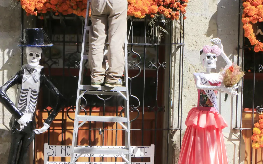 La fachada de un comercio en Oaxaca se embellece con decoraciones coloridas para celebrar el inicio de la temporada de Día de Muertos.