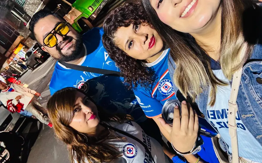 Un aficionado del equipo Cruz Azul es sometido por personal de seguridad, momentos antes del incidente en el que lamentablemente perdió la vida.