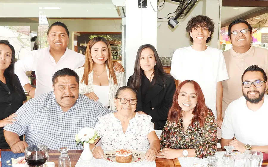 La señora Florencia Amelia Hernández celebra su cumpleaños rodeada de sus hijos, nietos y bisnietos en una reunión familiar en Oaxaca.