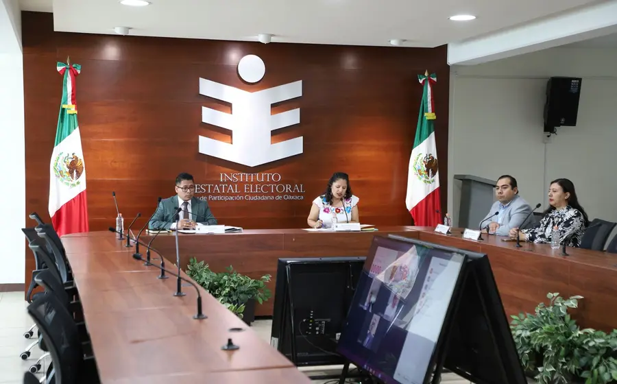 La mano de un ciudadano con una pluma firmando el formato oficial para apoyar la solicitud del proceso de revocación de mandato.