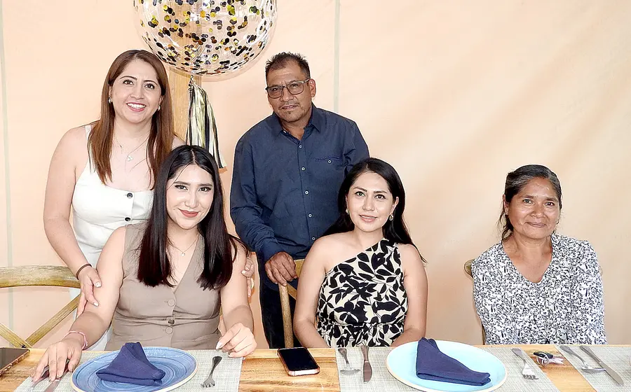 Gisela León Luna celebra su graduación de la licenciatura en ingeniería civil del ITO, sonriendo junto a su familia durante el festejo.