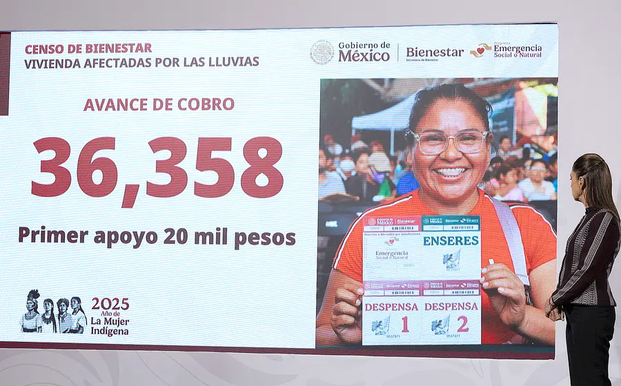 El Gobierno Federal entrega apoyos económicos para la rehabilitación de caminos y escuelas que resultaron afectados por las fuertes lluvias.