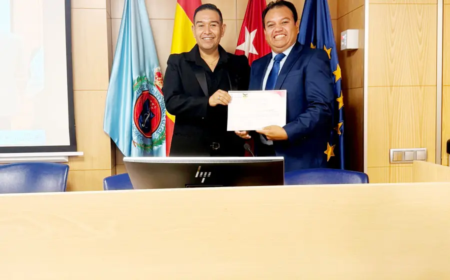El jurista mixteco Heriberto Jiménez Vásquez recibe un reconocimiento por su participación en el Congreso Internacional de Derechos Humanos.