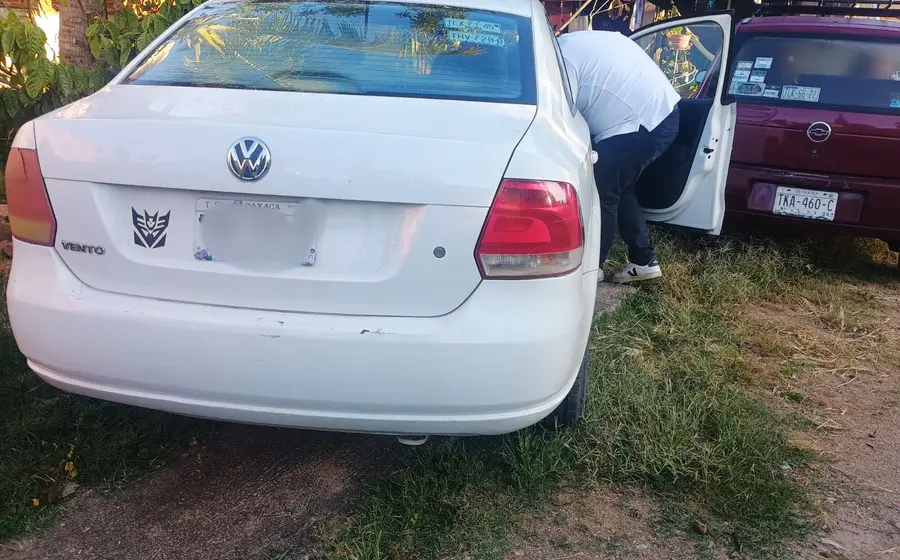 Un hombre es detenido por elementos de seguridad pública después de haber causado un choque al impactar su vehículo contra una vivienda.