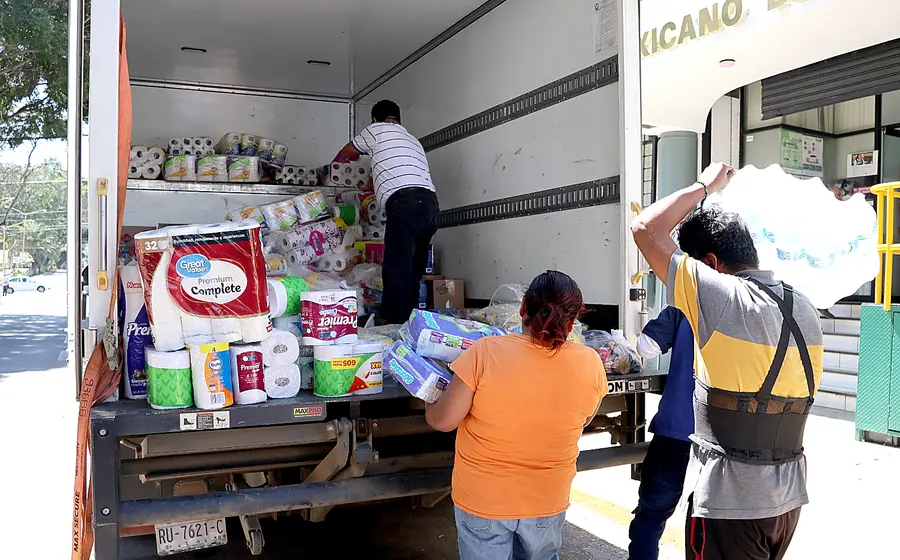 Un vehículo de tres toneladas del IMSS Oaxaca parte con apoyo humanitario destinado a familias damnificadas en Poza Rica, Veracruz.