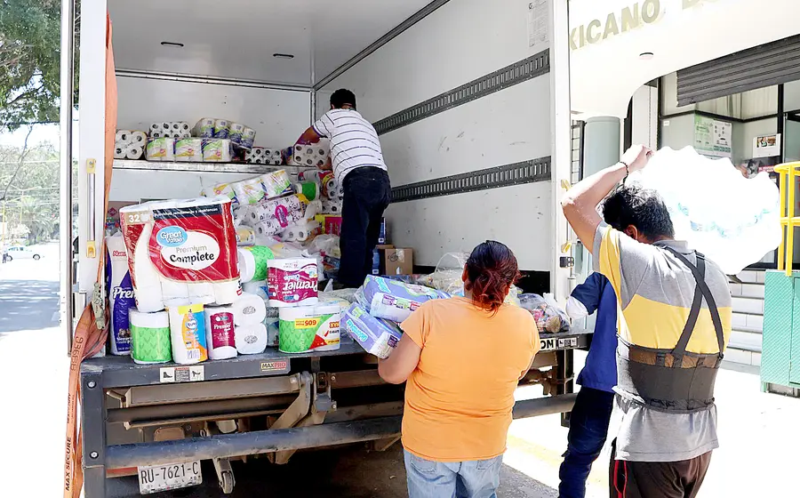 Un vehículo de tres toneladas del IMSS Oaxaca parte hacia Poza Rica, Veracruz, cargado con apoyo humanitario para las familias damnificadas.