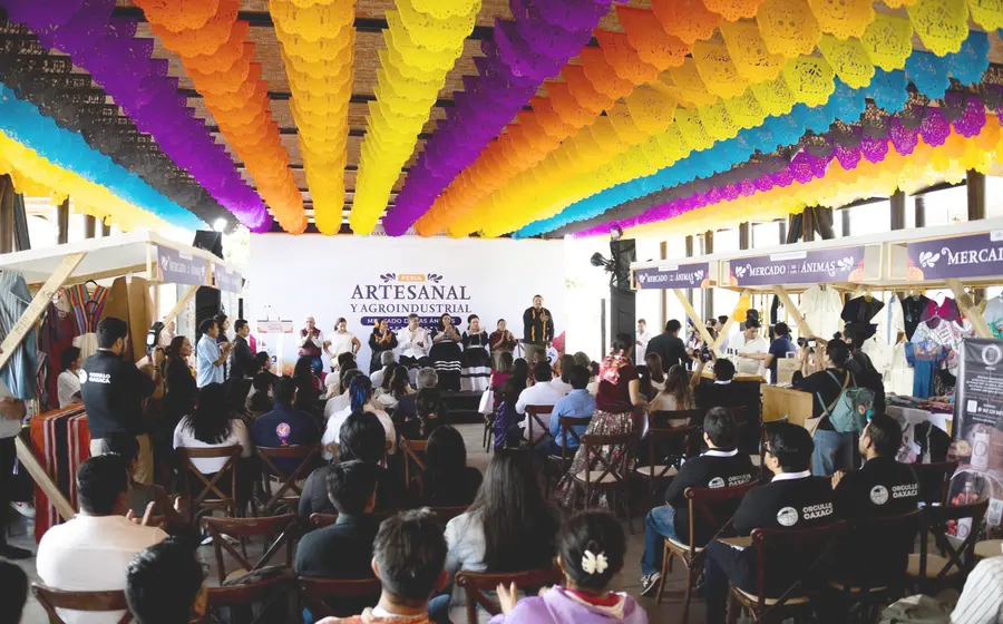 El recién inaugurado Mercado de las Ánimas, un espacio que celebra y promueve el talento y las tradiciones de los artesanos oaxaqueños.