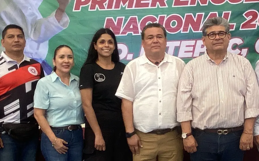Distinguidas personalidades posan para la foto durante la ceremonia de inauguración del Primer Encuentro Nacional de Karate Do.