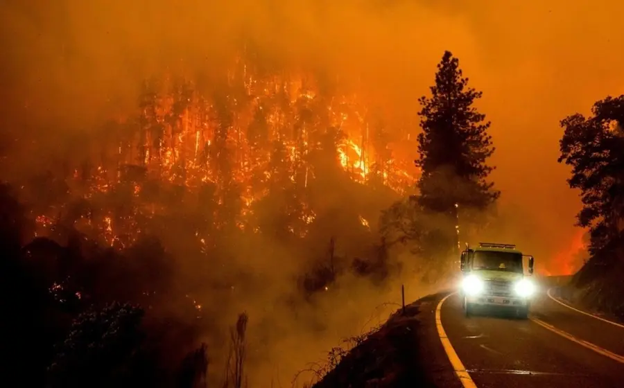 Un devastador incendio forestal en California, Estados Unidos, como ejemplo de las consecuencias del cambio climático por las altas emisiones globales.