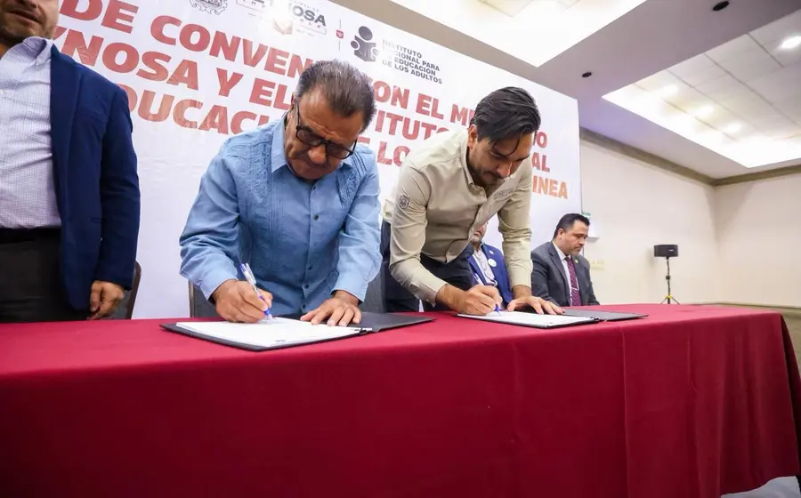Autoridades del INEA y del Municipio de Reynosa se dan la mano, formalizando una alianza para combatir el analfabetismo en la comunidad.