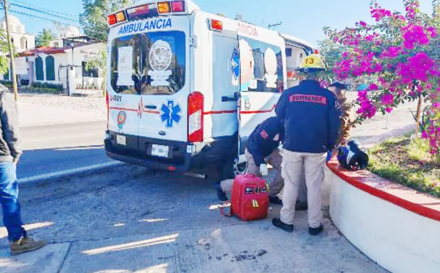Una joven madre que fue víctima de violencia doméstica por parte de su pareja, como se informa en la noticia.