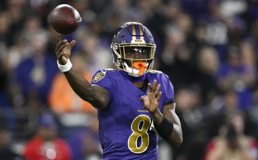 El mariscal de campo Lamar Jackson, de los Cuervos de Baltimore, regresa para guiar el ataque ofensivo del equipo este jueves por la noche.