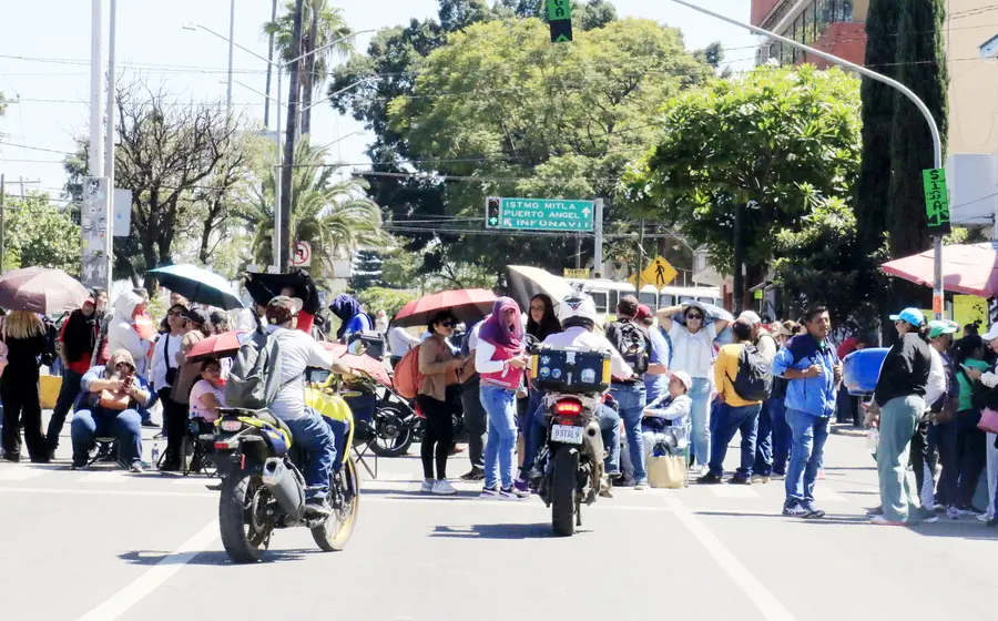 Un grupo de maestros se manifiesta en la calle, sosteniendo pancartas para exigir el pago del recurso por más de 10,000 horas clase.