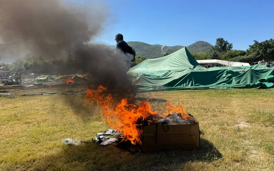 Integrantes de la Sección 22 prenden fuego a lonas y mobiliario durante el boicot a la asamblea del movimiento México Nuevo.