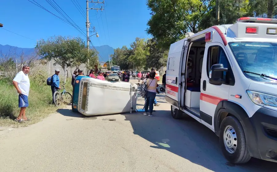 La escena de un accidente de tránsito donde una motocicleta colisionó contra un mototaxi, mostrando ambos vehículos involucrados en el lugar del impacto.