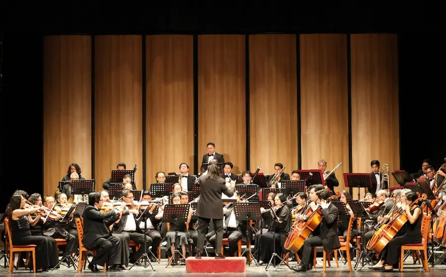 La Orquesta Sinfónica de Oaxaca (OSO) durante una presentación, ofreciendo un viaje musical que promueve el talento local y la música sinfónica.