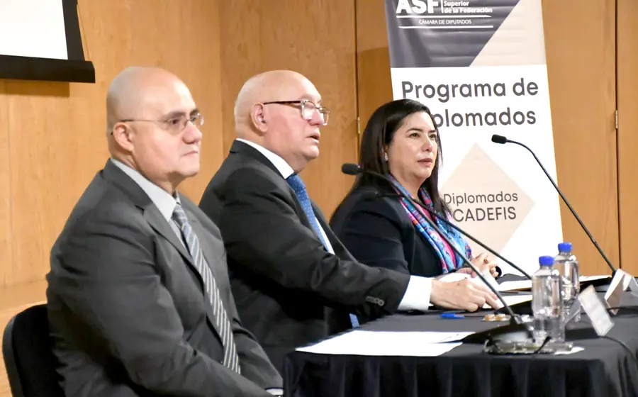 Personal de la Auditoría Superior de la Federación posa para una foto grupal al concluir sus diplomados como parte de la capacitación continua.