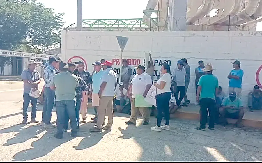 Pescadores de Salinas se manifiestan en una protesta contra Pemex, reunidos mientras esperan una respuesta favorable a sus diversas demandas.