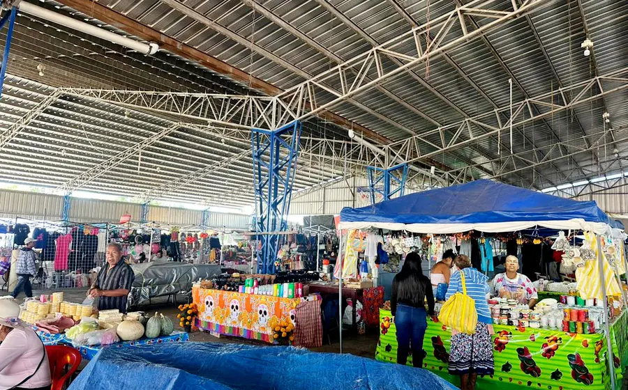 Vista de los puestos comerciales instalados en una plaza temporal en Huajuapan por la tradicional celebración del Día de Muertos en Oaxaca.