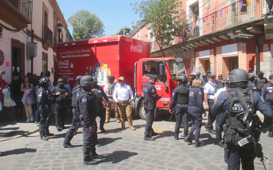 Elementos de la policía estatal intervienen para desalojar a estudiantes normalistas que mantenían un bloqueo en la vía pública.
