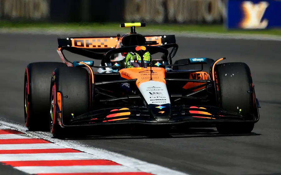 El piloto británico Lando Norris celebra con gran emoción su primera victoria conseguida en el Gran Premio de México, un hito en su carrera.