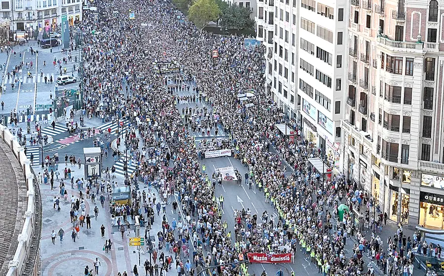 Manifestantes se congregan en las calles de Valencia para protestar y recordar a las víctimas al cumplirse el primer aniversario de la tragedia de la DANA.