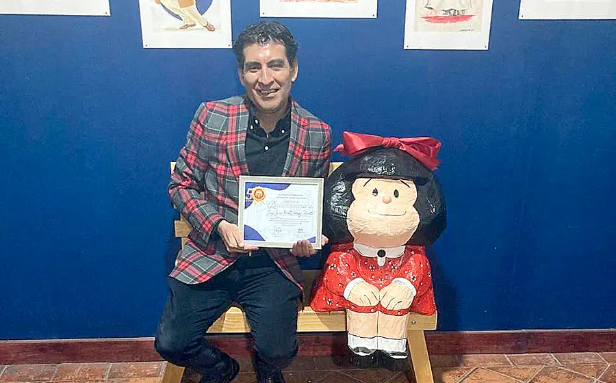 El arquitecto Jorge Javier Arrieta Vásquez recibe un reconocimiento por sus 39 años de trayectoria en el campo de la caricatura política mexicana.
