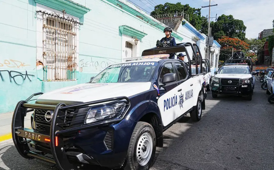 Despliegue de un operativo de seguridad en puntos de alta afluencia para reforzar la vigilancia durante la temporada de Día de Muertos.
