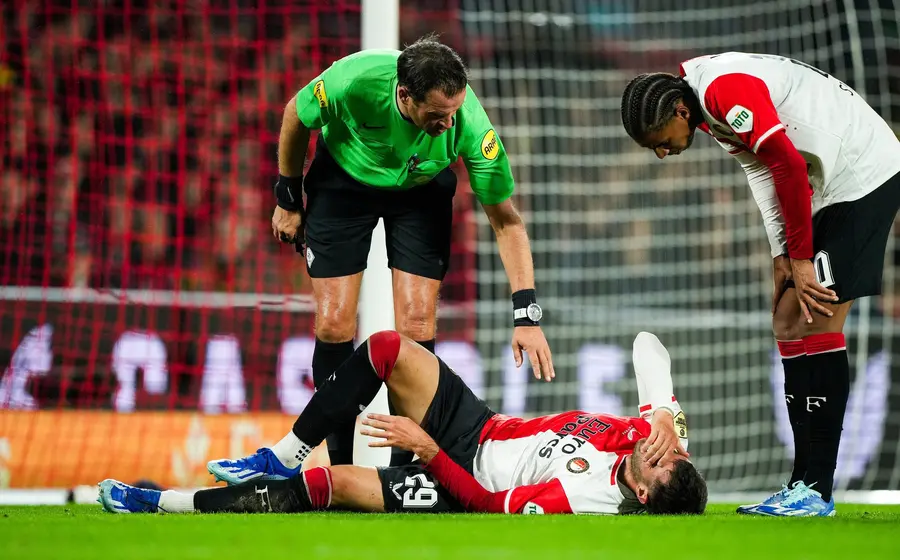 El delantero mexicano Santi Giménez abandona el terreno de juego tras recibir un fuerte impacto, a la espera de ser evaluado por una lesión.