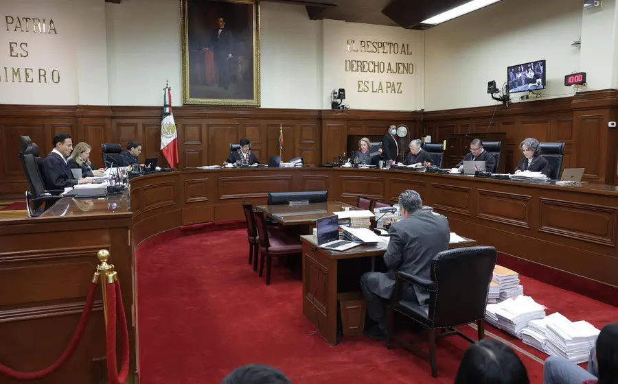 Imagen conceptual que representa la violencia vicaria y la negación de pensión alimenticia, un tema legal que revisará la Suprema Corte.
