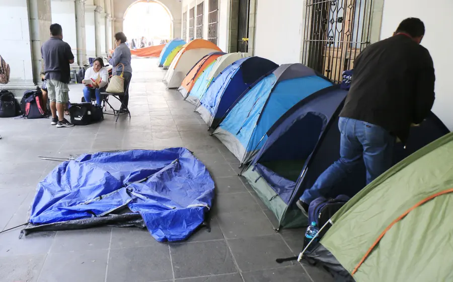 Las casas de campaña utilizadas en el plantón de la Sección 22 son retiradas por los manifestantes tras levantar su protesta.