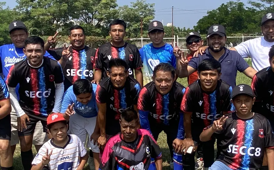 El equipo Sección Ocho posa como líder general de la competencia, tras finalizar la temporada regular del torneo local.