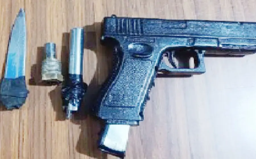 El arma de utilería que fue asegurada a dos personas después de que fueran reportadas por pasearse con ella en la vía pública.