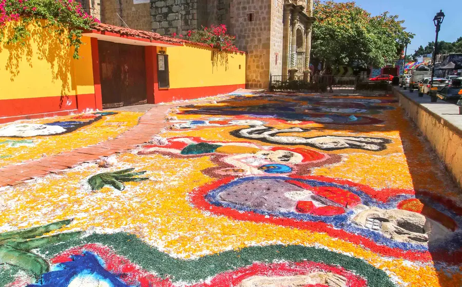 Un espectacular tapete artesanal de arena decora las calles empedradas del barrio de Jalatlaco como tributo al Día de Muertos.