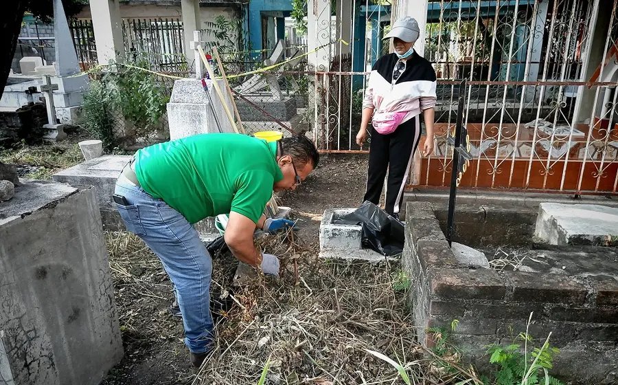 Comunidad de Ixtepec realiza tequio en el panteón municipal como parte de los preparativos para recibir a los fieles difuntos en Día de Muertos.