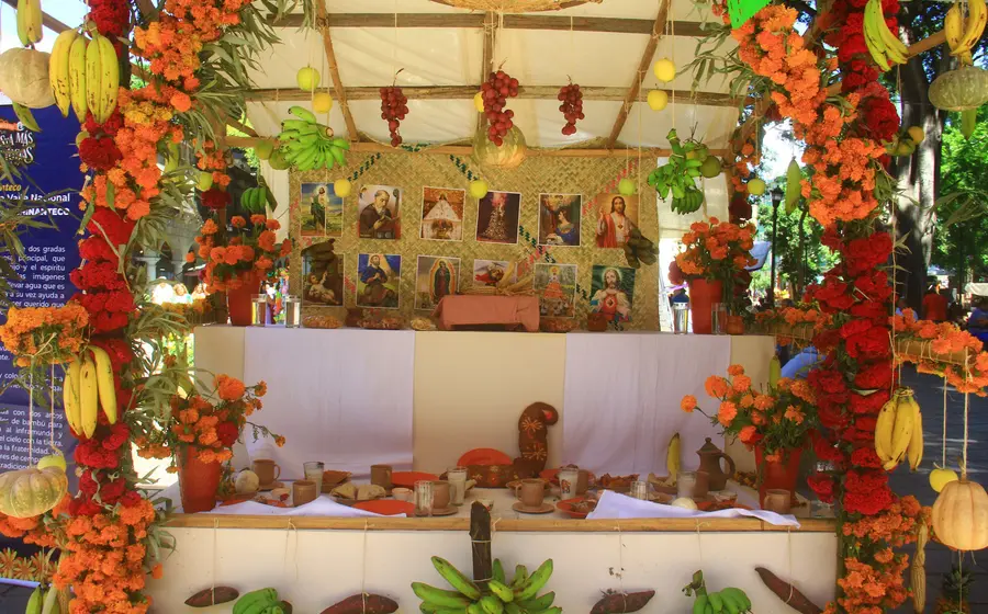Un tradicional altar de Día de Muertos con sus ofrendas, colocado para guiar y recibir a las almas de los difuntos en la celebración.