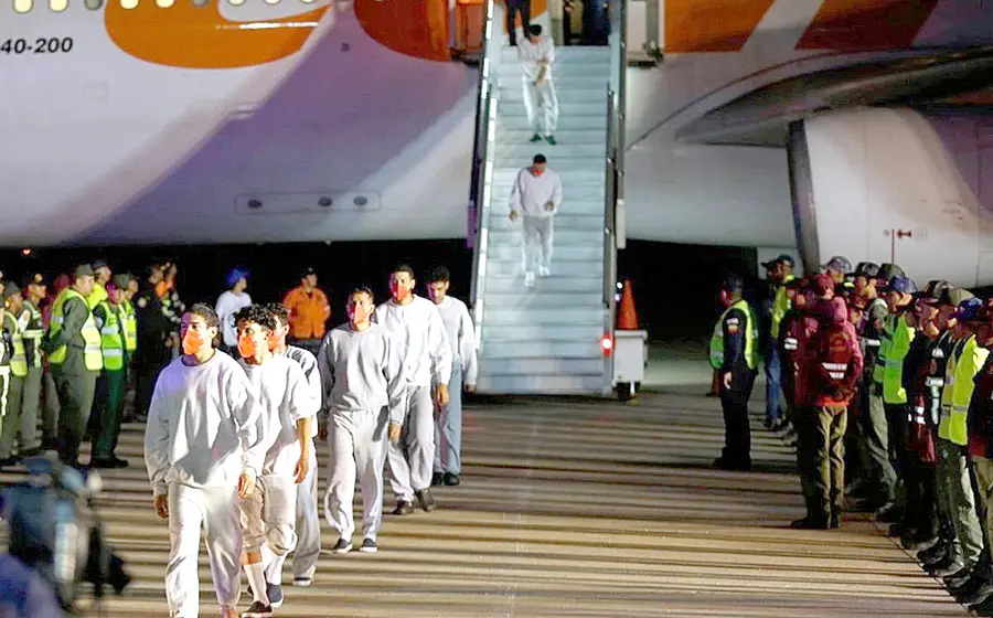 Un grupo de venezolanos repatriados recibe atención médica y asistencia social a su llegada al aeropuerto de Maiquetía, tras volver al país.