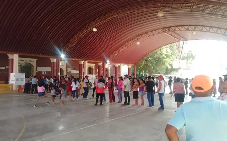 Vicente Contreras, ganador de la elección para presidente municipal, durante la jornada electoral realizada bajo el Sistema Normativo Interno (SIN).