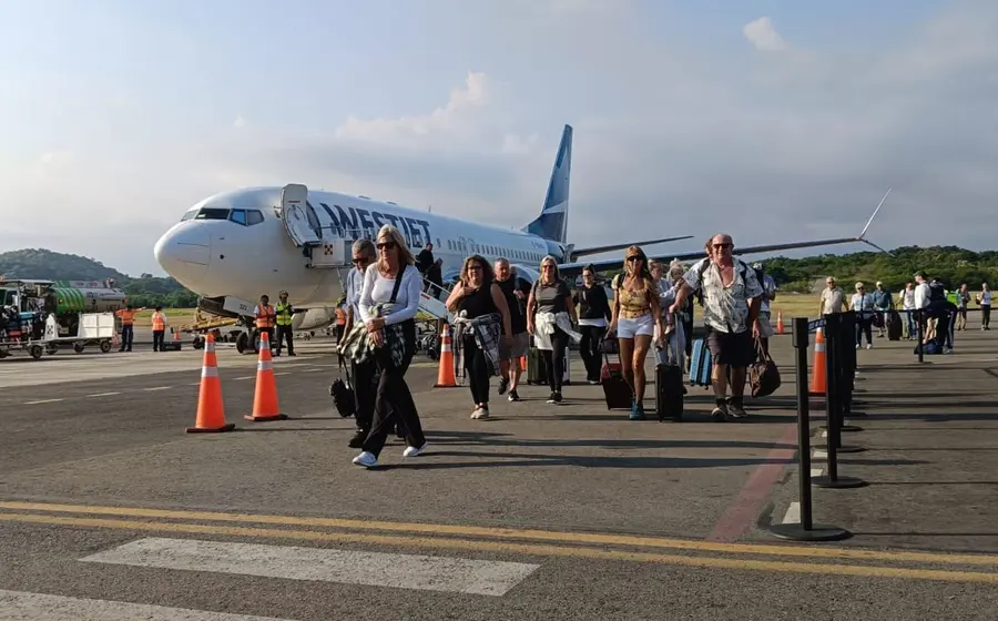 Un avión en el aeropuerto de Huatulco, representando uno de los 387 vuelos que conectarán al destino con 60 mil turistas de Canadá.