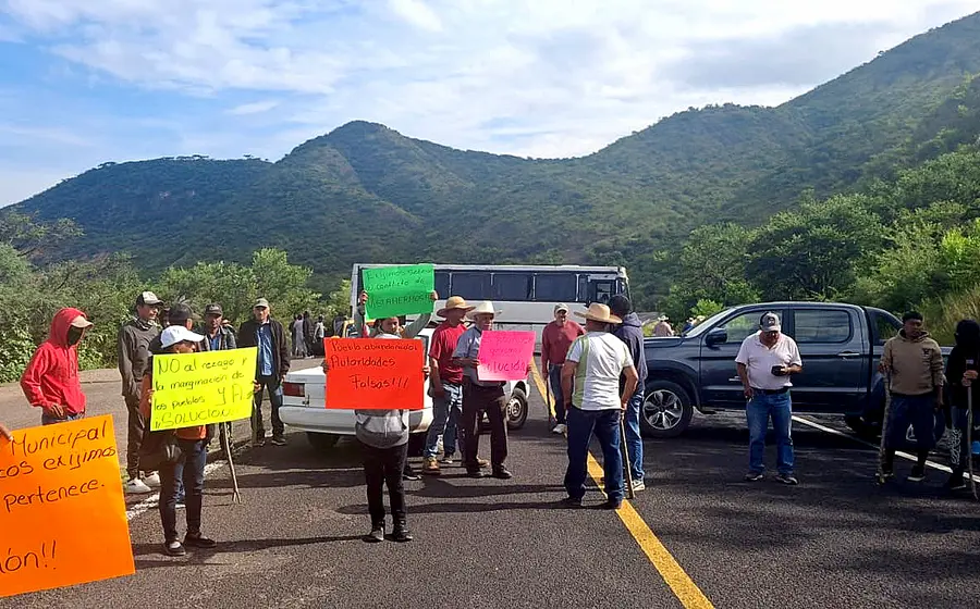 Militantes de Ubisort bloquearon la vía Huajuapan-Oaxaca.