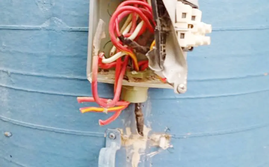 Personal del CAM 35 reportó el robo del cableado eléctrico de sus instalaciones.