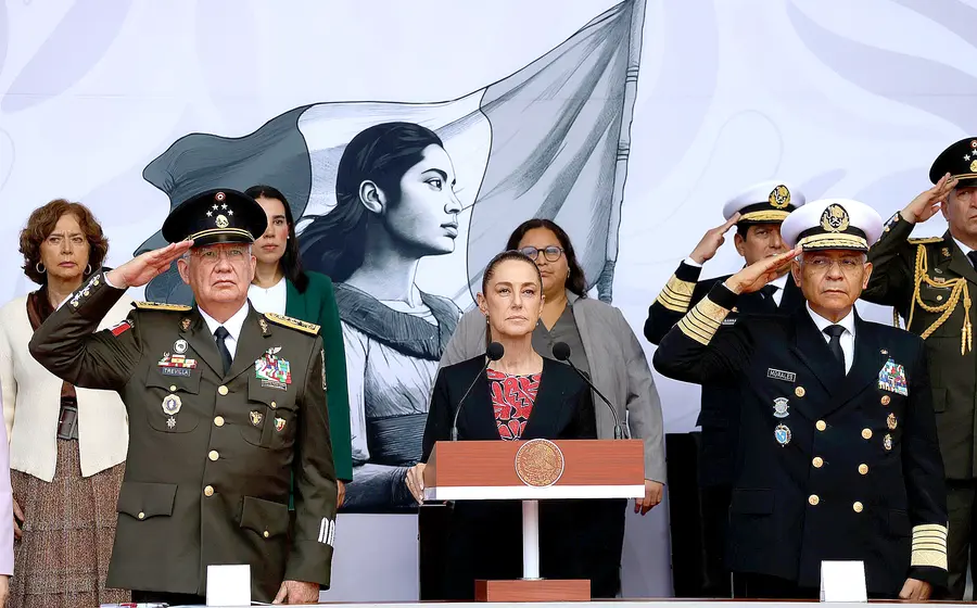 La Comandata Suprema de la Fuerzas Armadas realizó la entrega de espadines a seis cadetes del Heroico Colegio Militar. Foto: Presidencia de México
