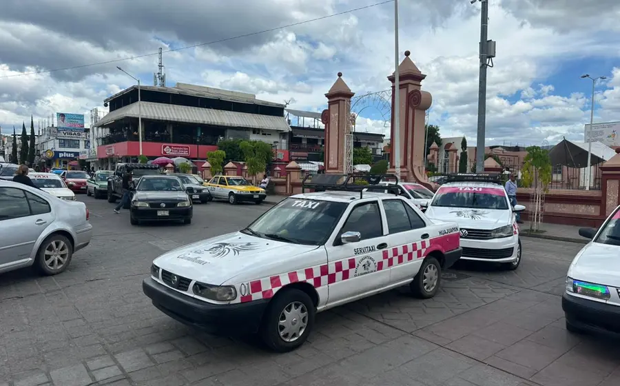 Taxistas del FNIC CTC realizaron bloqueos en las calles Nuyoó, Trujano y frente al Palacio.
