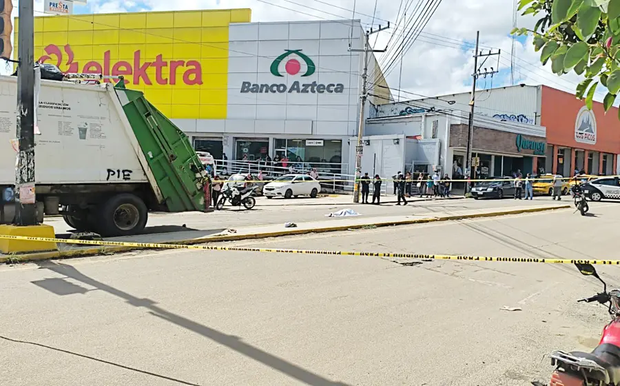 Ayer, dos adultos mayores fueron atropellados en el crucero de Plaza Bella.