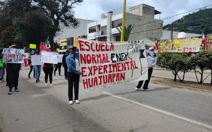  La Normal Experimental de Huajuapan está tomada por los estudiantes.