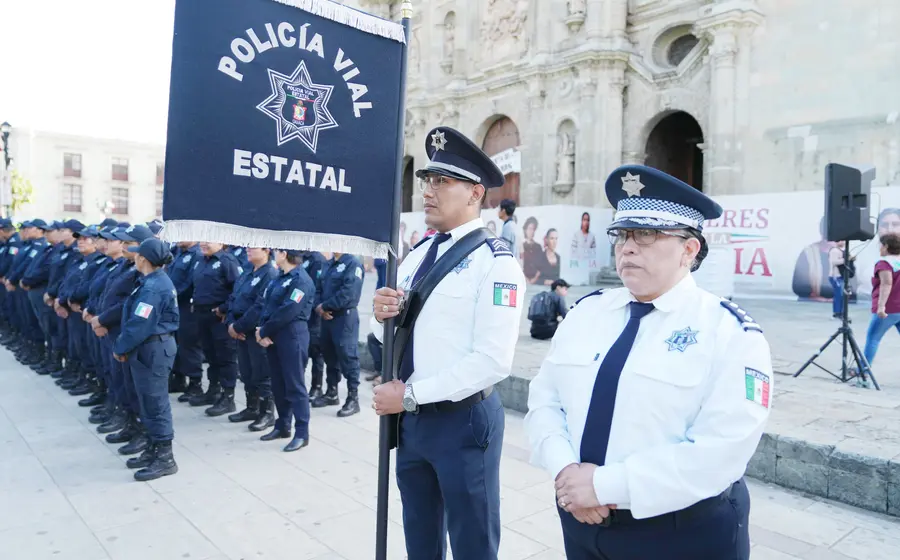 En la Alameda de León la dependencia encabezó la ceremonia de izamiento de la Bandera Nacional en donde se refirió que la seguridad también da certeza de vivir en una sociedad donde se respeten los derechos y se garantice la justicia. 