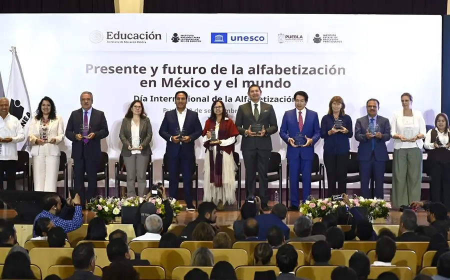 La presidenta Claudia Sheinbaum reconoció el trabajo del INEA, a cargo de Armando Contreras Castillo.